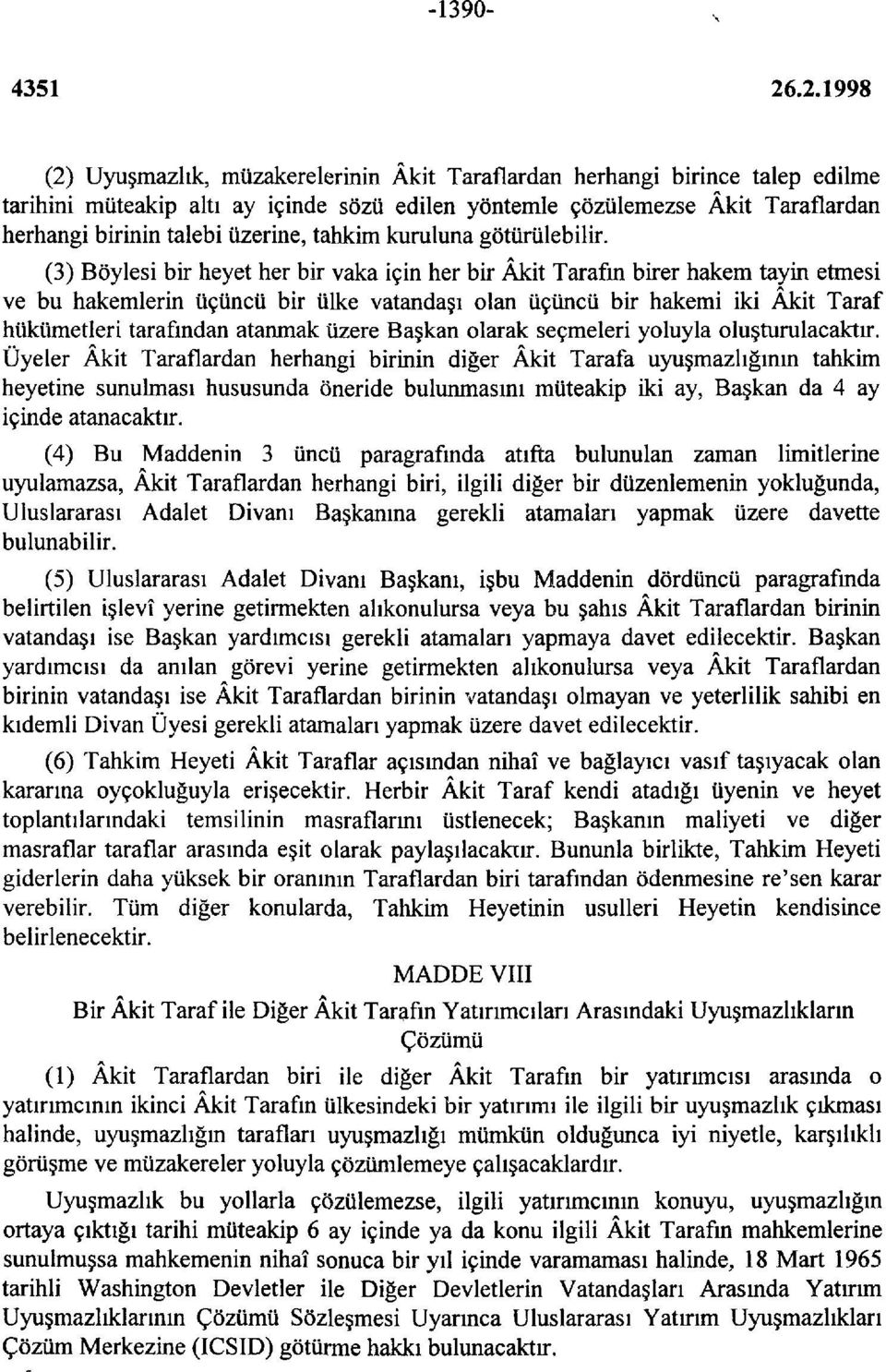 (3) Böylesi bir heyet her bir vaka için her bir Âkit Tarafm birer hakem tayin etmesi ve bu hakemlerin üçüncü bir ülke vatandaşı olan üçüncü bir hakemi iki Âkit Taraf hükümetleri tarafından atanmak