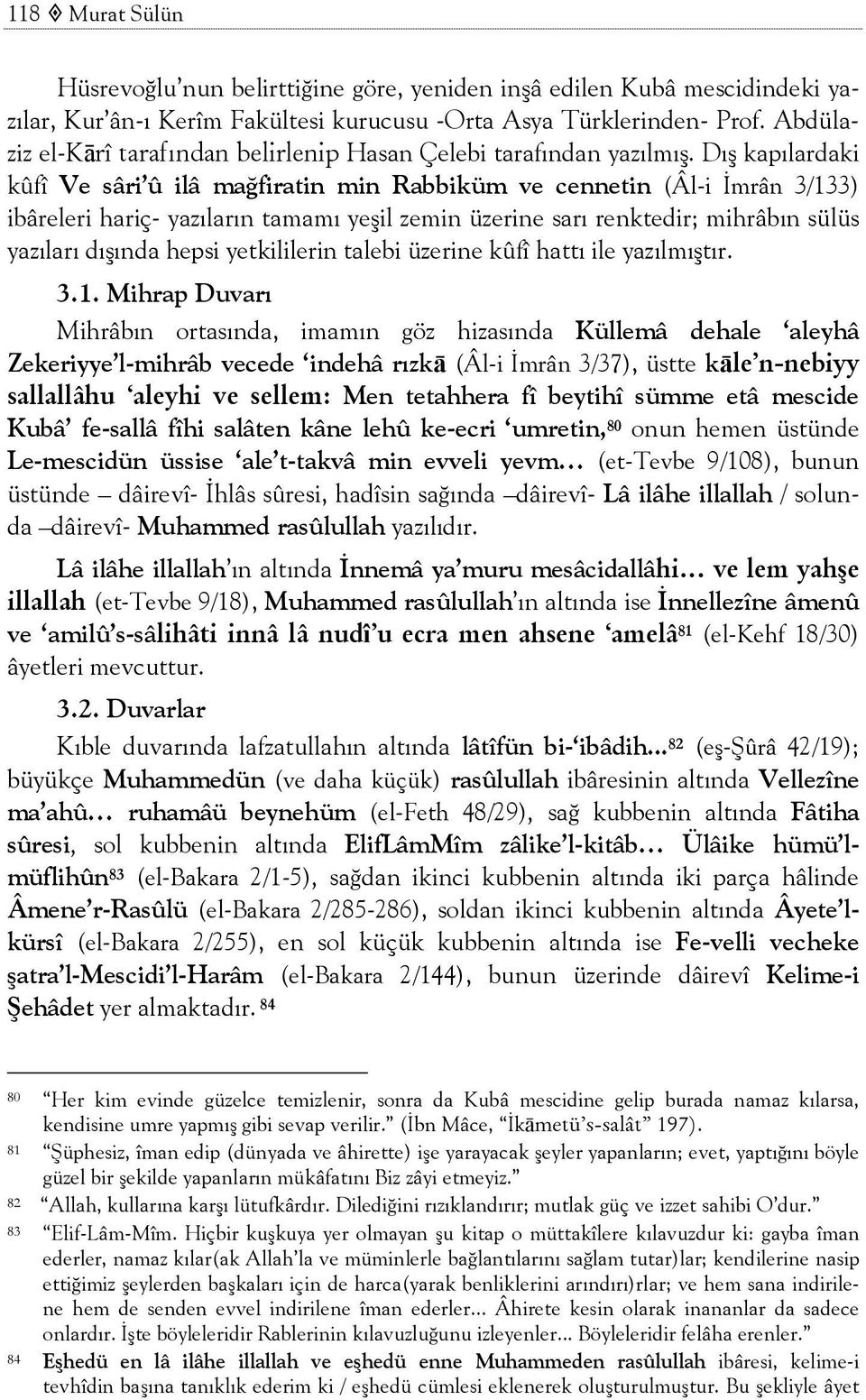 Dış kapılardaki kûfî Ve sâri û ilâ mağfiratin min Rabbiküm ve cennetin (Âl-i İmrân 3/133) ibâreleri hariç- yazıların tamamı yeşil zemin üzerine sarı renktedir; mihrâbın sülüs yazıları dışında hepsi