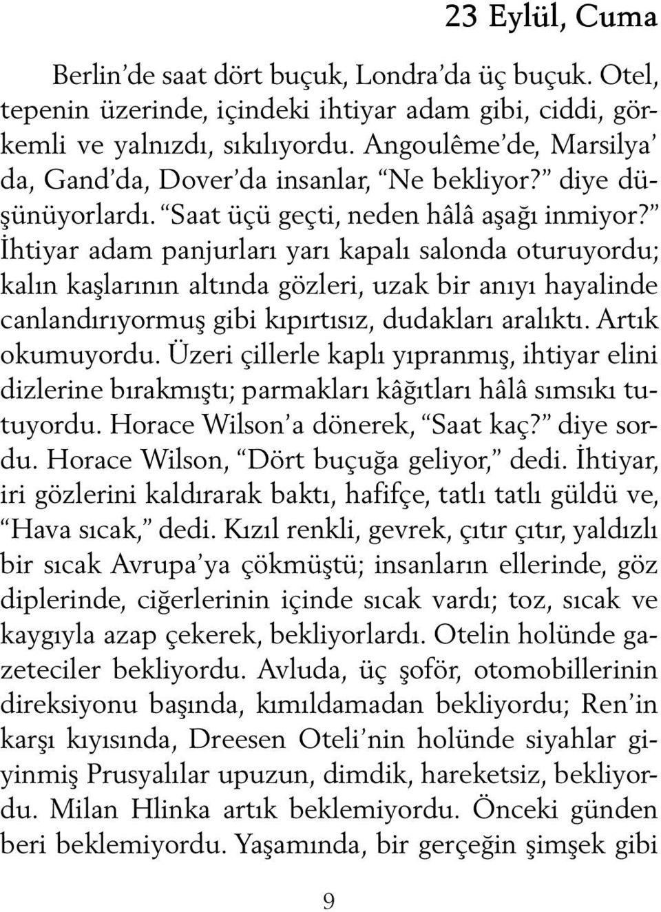 İhtiyar adam panjurları yarı kapalı salonda oturuyordu; kalın kaşlarının altında gözleri, uzak bir anıyı hayalinde canlandırıyormuş gibi kıpırtısız, dudakları aralıktı. Artık okumuyordu.