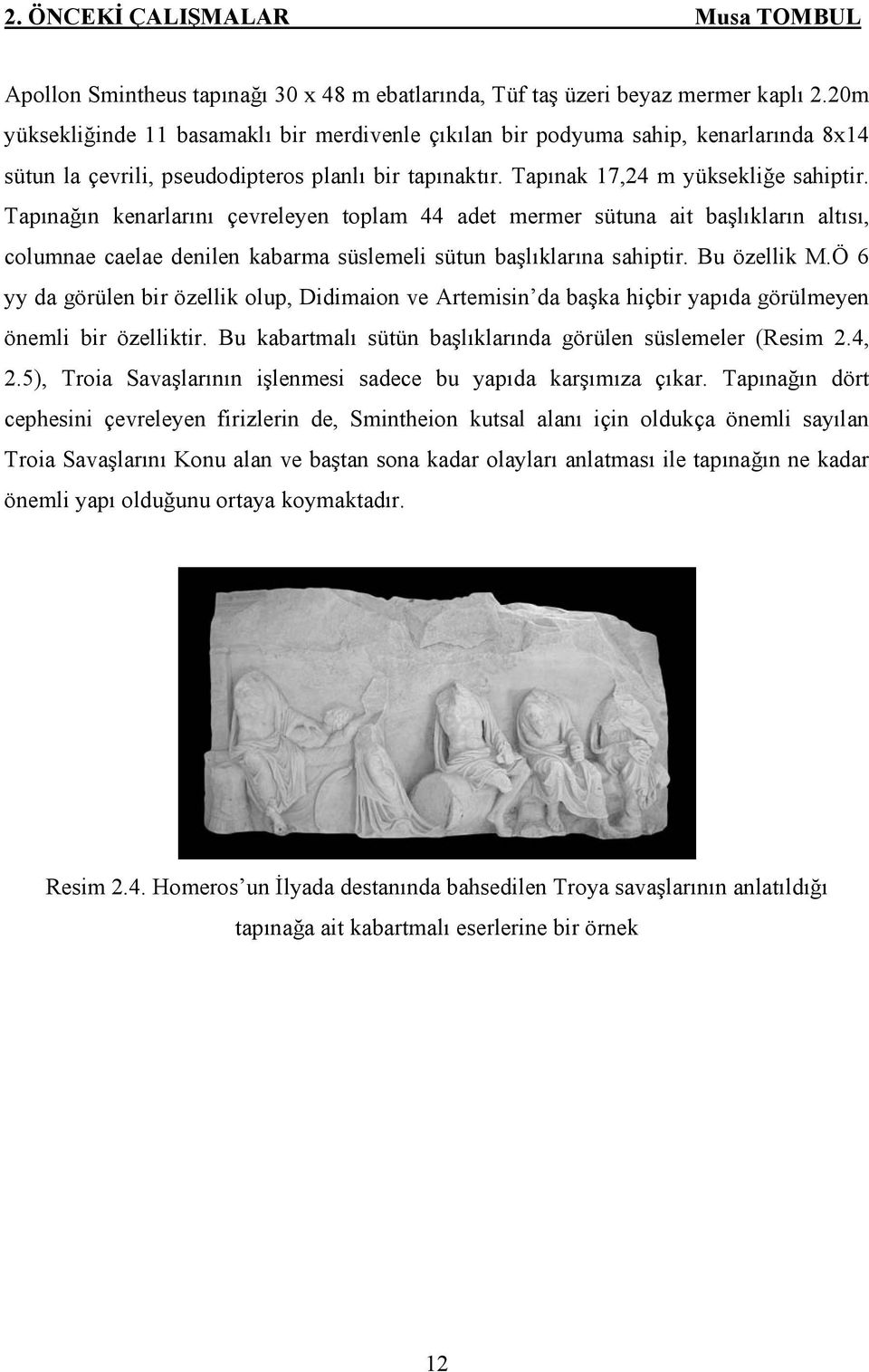 Tapınağın kenarlarını çevreleyen toplam 44 adet mermer sütuna ait başlıkların altısı, columnae caelae denilen kabarma süslemeli sütun başlıklarına sahiptir. Bu özellik M.