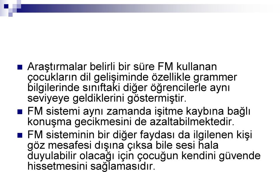 FM sistemi aynı zamanda işitme kaybına bağlı konuşma gecikmesini de azaltabilmektedir.