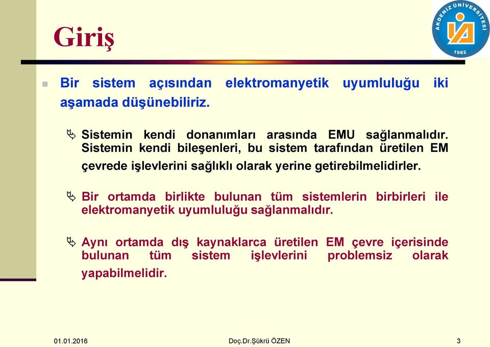 Sistemin kendi bileşenleri, bu sistem tarafından üretilen EM çevrede işlevlerini sağlıklı olarak yerine getirebilmelidirler.