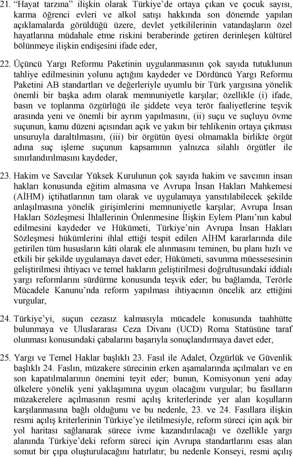 Üçüncü Yargı Reformu Paketinin uygulanmasının çok sayıda tutuklunun tahliye edilmesinin yolunu açtığını kaydeder ve Dördüncü Yargı Reformu Paketini AB standartları ve değerleriyle uyumlu bir Türk