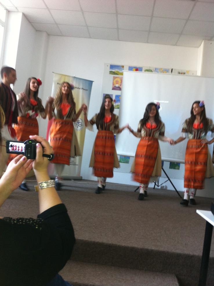 Diğer ülke öğrencileri de yöresel dans ve şarkılarıyla renk kattı.