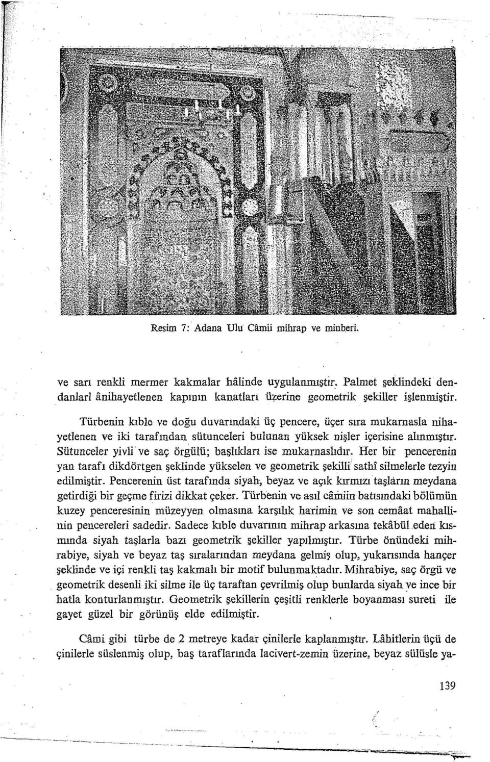 Türbenin kıble ve doğu duvarındaki üç pencere, üçer sıra mukarnasla nihayetlerren ve iki tarafından sütuneeleri bulunan yüksek nişler içerisine alınmıştır.