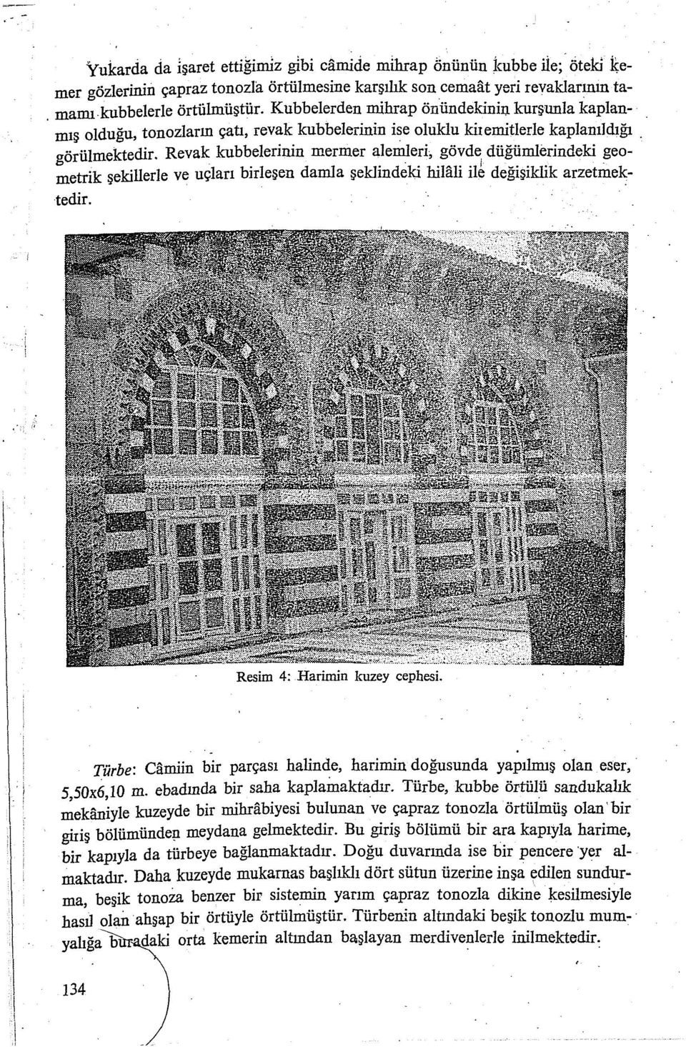 Revak kubbelerinin mermer aleıiıieri, gövde düğümltırindeki geometrik şekillerle ve uçları birleşen damla şeklindeki hihui iib değişiklik arzetmektedir. Resim 4: Harimin kuzey cephesi.