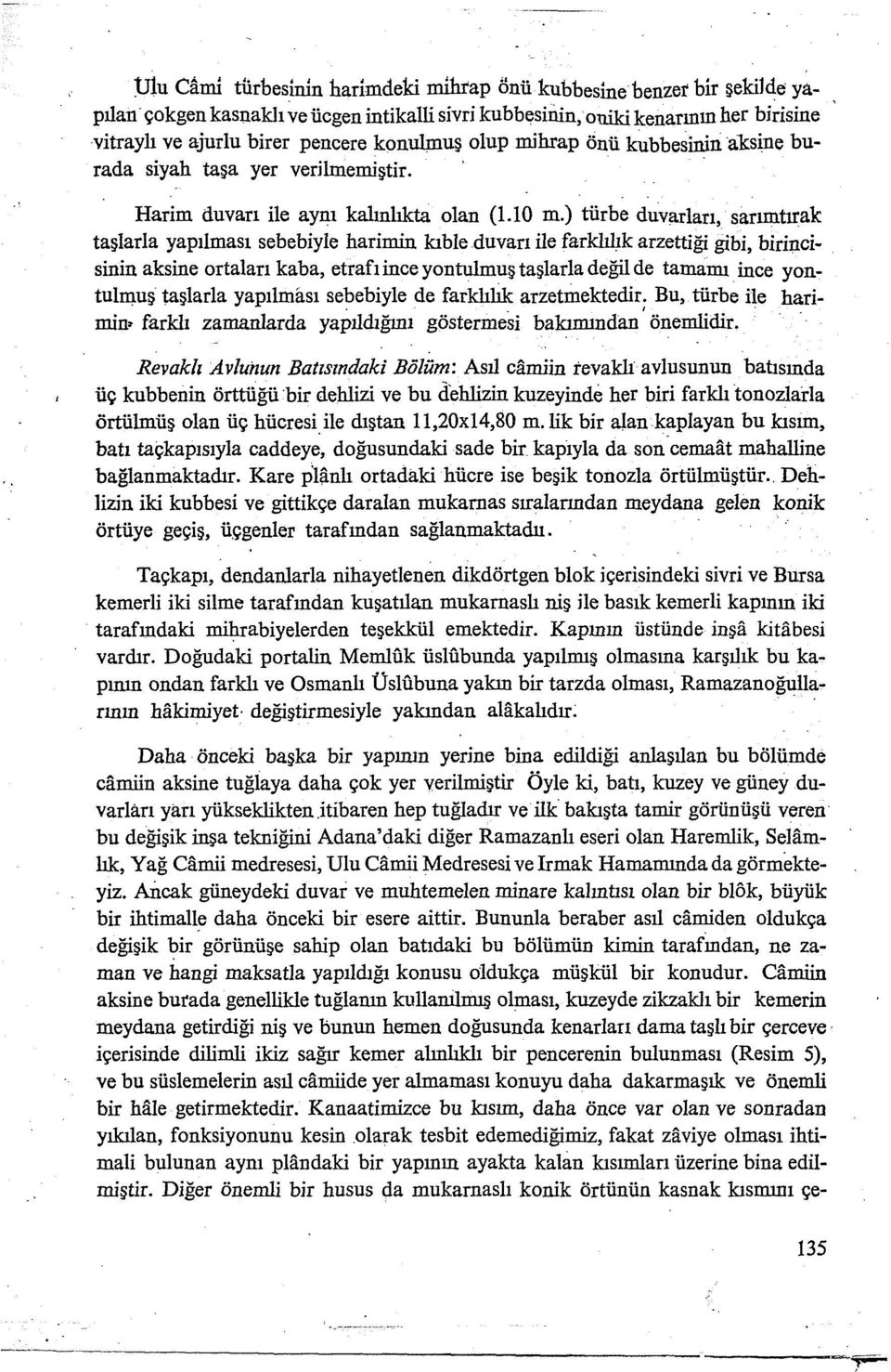 aksine burada siyah taşa yer verilmemiştir. Harim duvarı ile aynı kalınlıkta olan (1.10 m.) türbe duva.