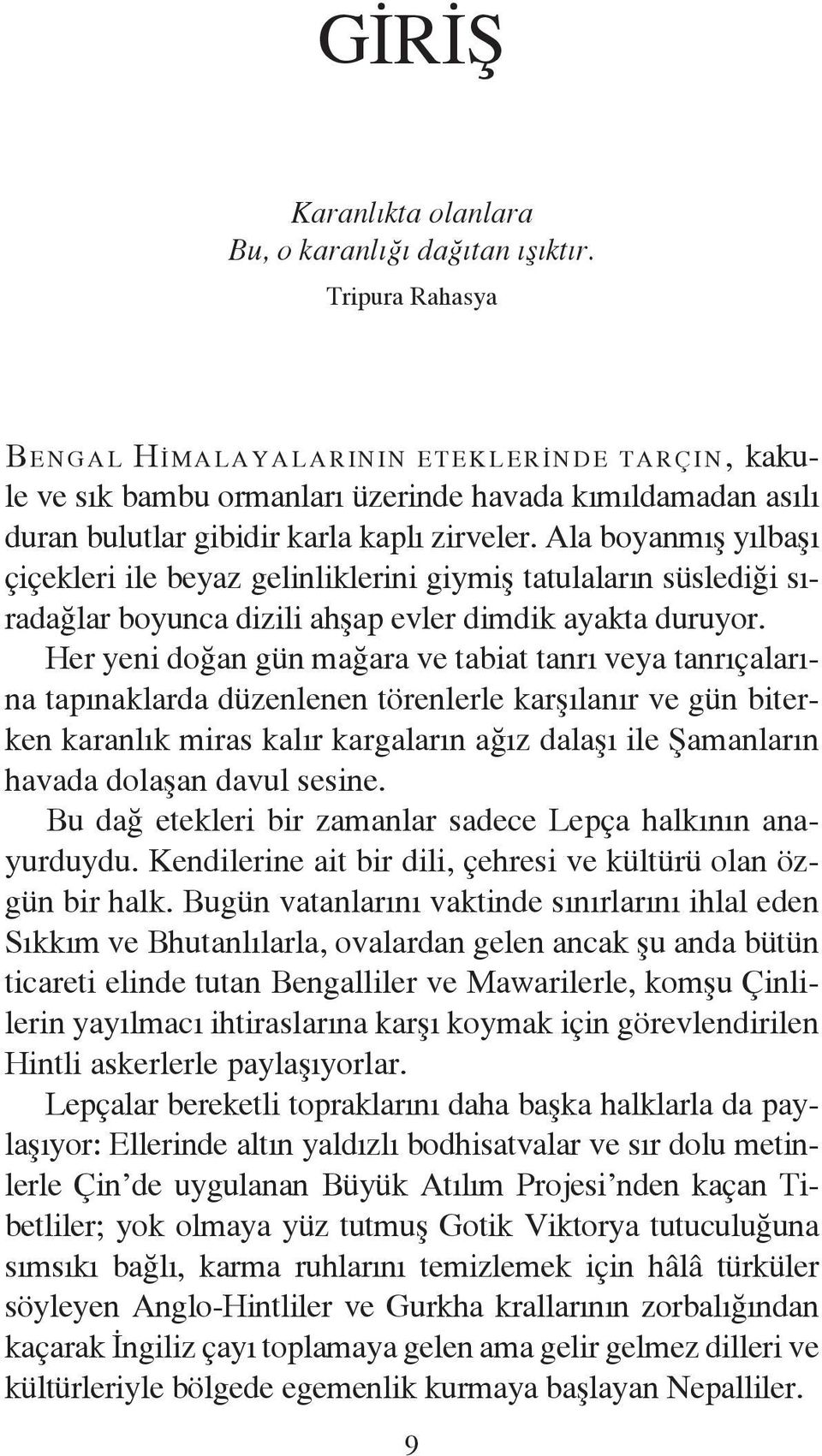 Ala boyanmış yılbaşı çiçekleri ile beyaz gelinliklerini giymiş tatulaların süslediği sıradağlar boyunca dizili ahşap evler dimdik ayakta duruyor.