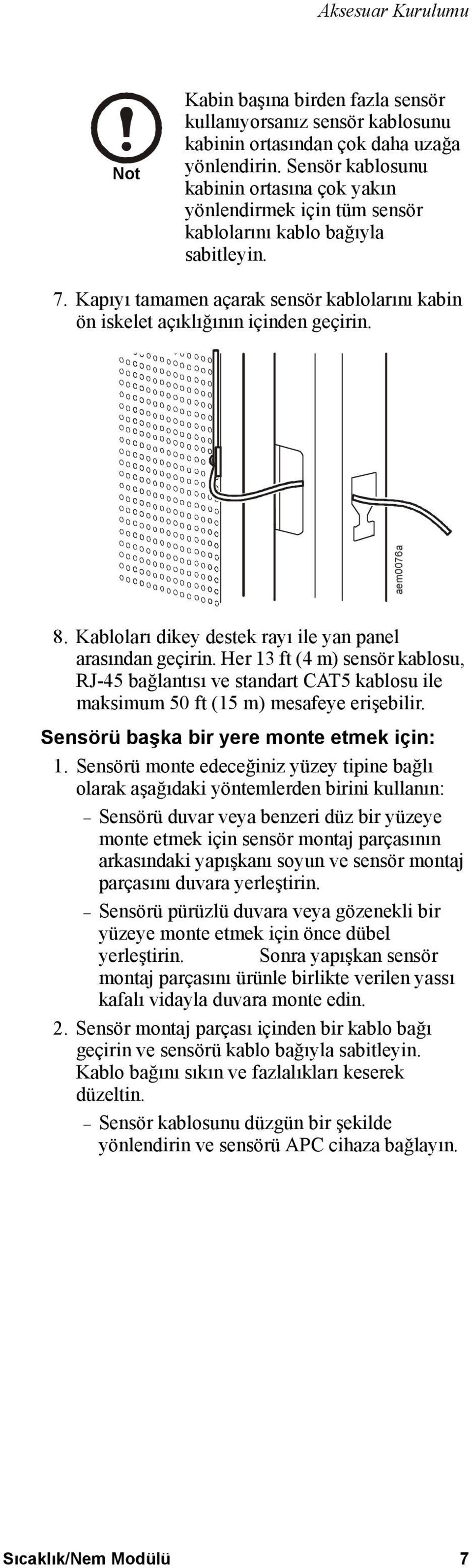 aem0076a 8. Kabloları dikey destek rayı ile yan panel arasından geçirin. Her 13 ft (4 m) sensör kablosu, RJ-45 bağlantısı ve standart CAT5 kablosu ile maksimum 50 ft (15 m) mesafeye erişebilir.