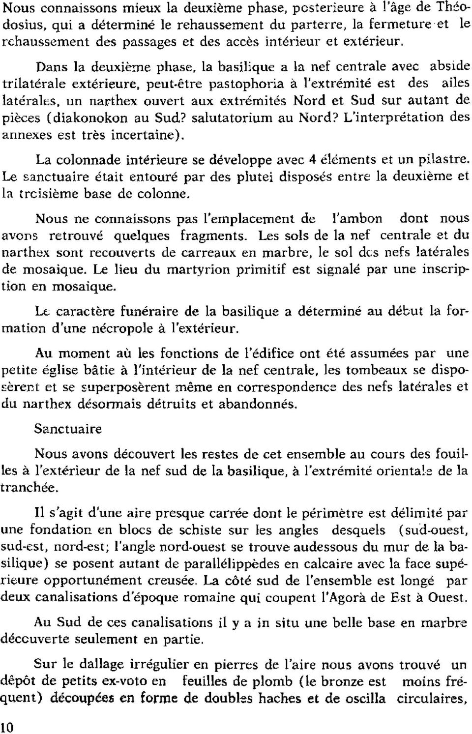 Dans la deuxieme phase, la basilique a la nef centrale avec abside trilaterale exterieure, peut-etre pastophoria il l'extremite est des ailes laterales, un narthex ouvert aux extremites Nord et Sud