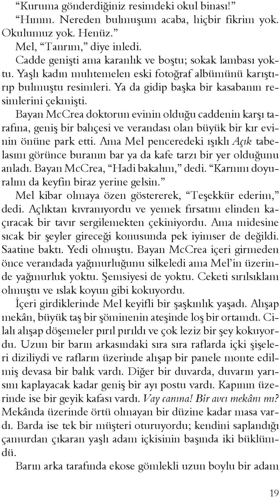 Bayan McCrea doktorun evinin olduğu caddenin karşı tarafına, geniş bir bahçesi ve verandası olan büyük bir kır evinin önüne park etti.