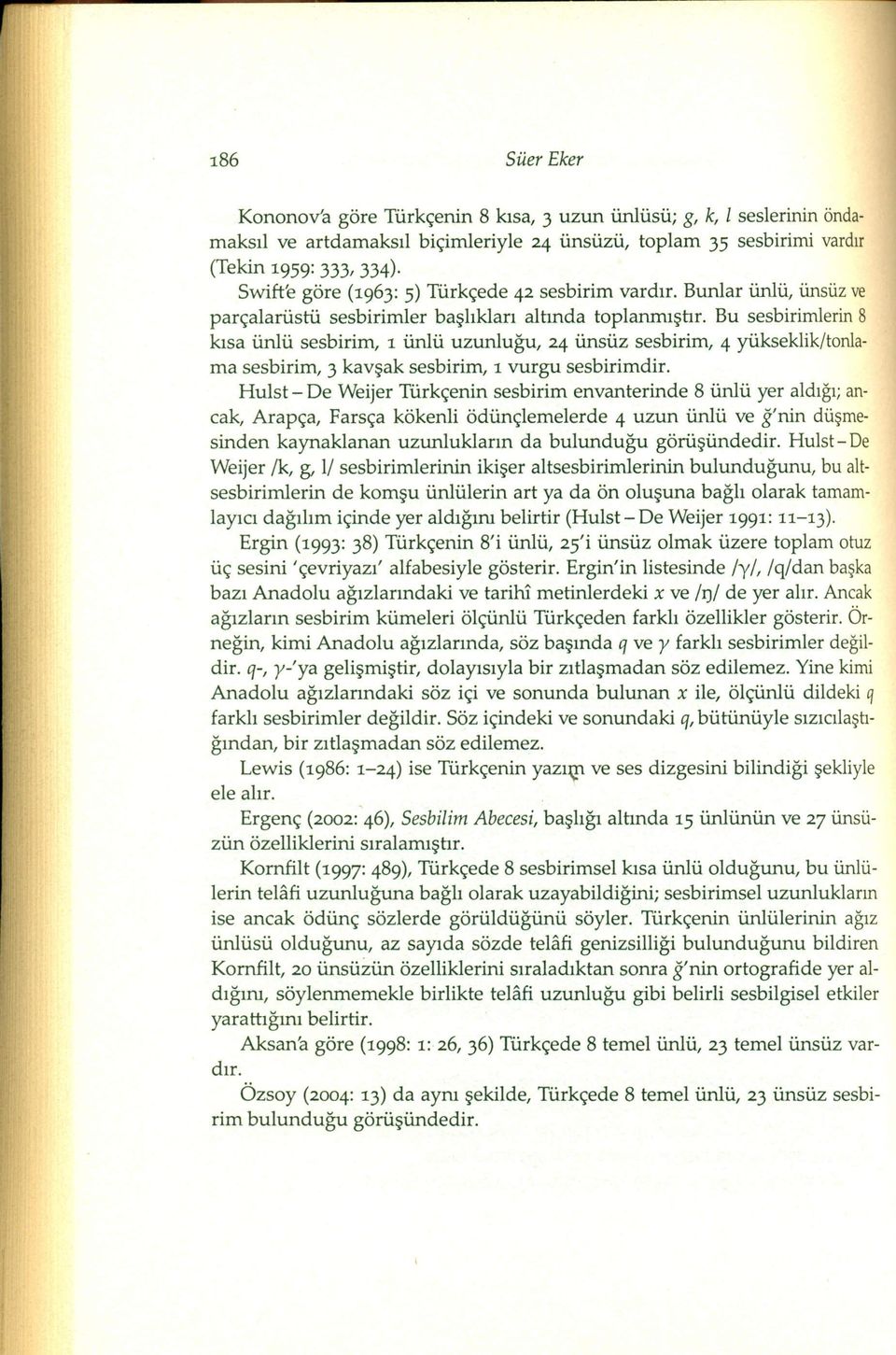 Bu sesbirimlerin 8 kısa ünlü sesbirim, 1 ünlü uzunluğu, 24 ünsüz sesbirim, 4 yiıkseklik/tonlama sesbirim, 3 kavşak sesbirim, 1 vurgu sesbirimdir.