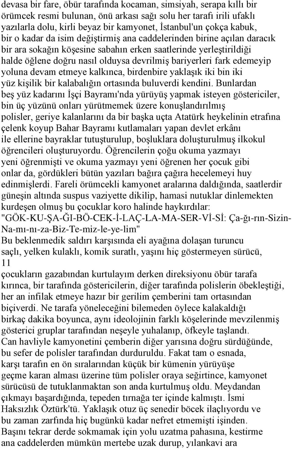 bariyerleri fark edemeyip yoluna devam etmeye kalkınca, birdenbire yaklaşık iki bin iki yüz kişilik bir kalabalığın ortasında buluverdi kendini.