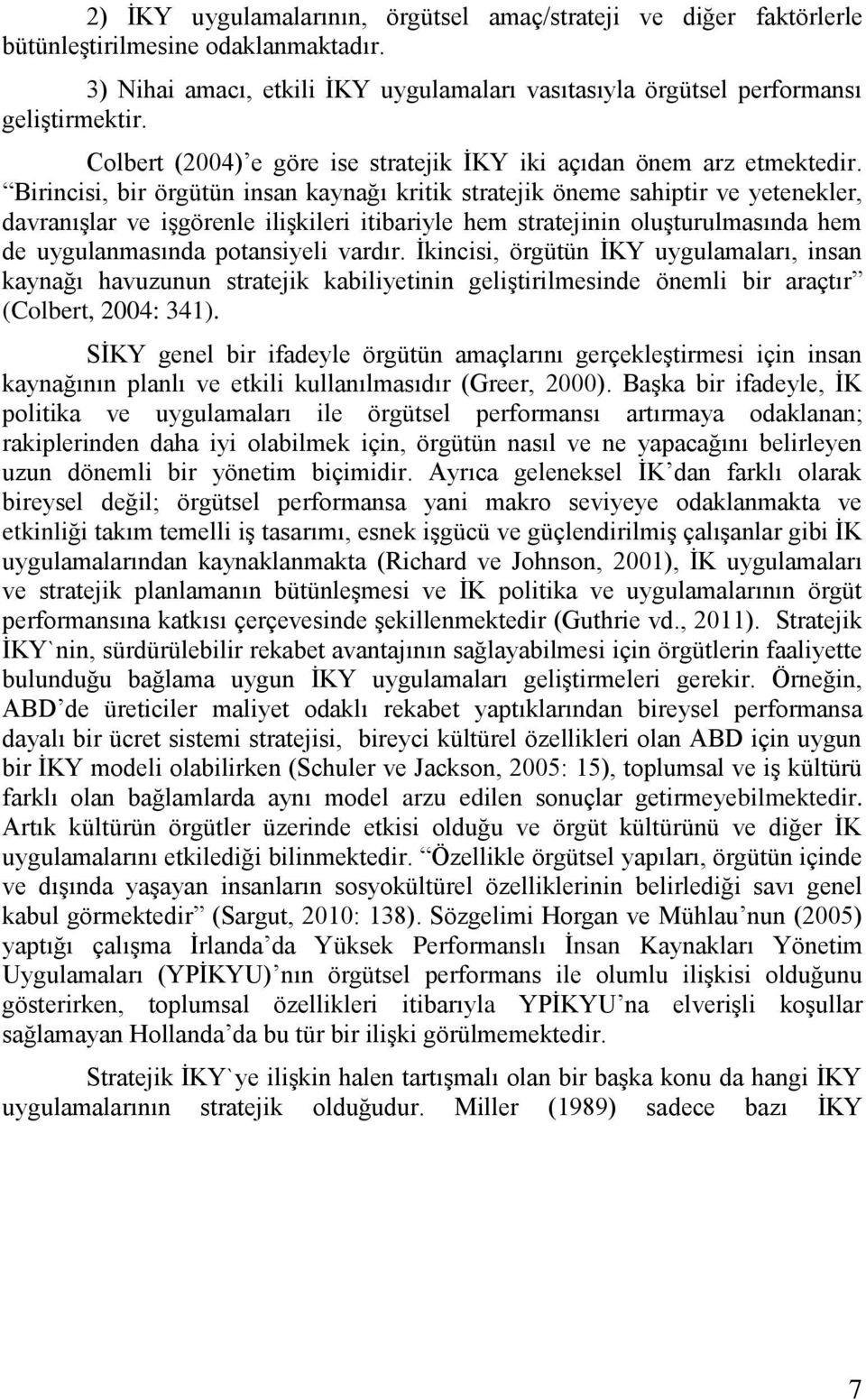 Birincisi, bir örgütün insan kaynağı kritik stratejik öneme sahiptir ve yetenekler, davranışlar ve işgörenle ilişkileri itibariyle hem stratejinin oluşturulmasında hem de uygulanmasında potansiyeli