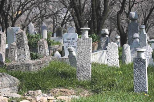 Çoklukla övünmek sizi, kabirlere varıncaya (ölünceye) kadar oyaladı. Hayır; ileride bileceksiniz! Hayır, Hayır! İleride bileceksiniz! Hayır, kesin olarak bir bilseniz.