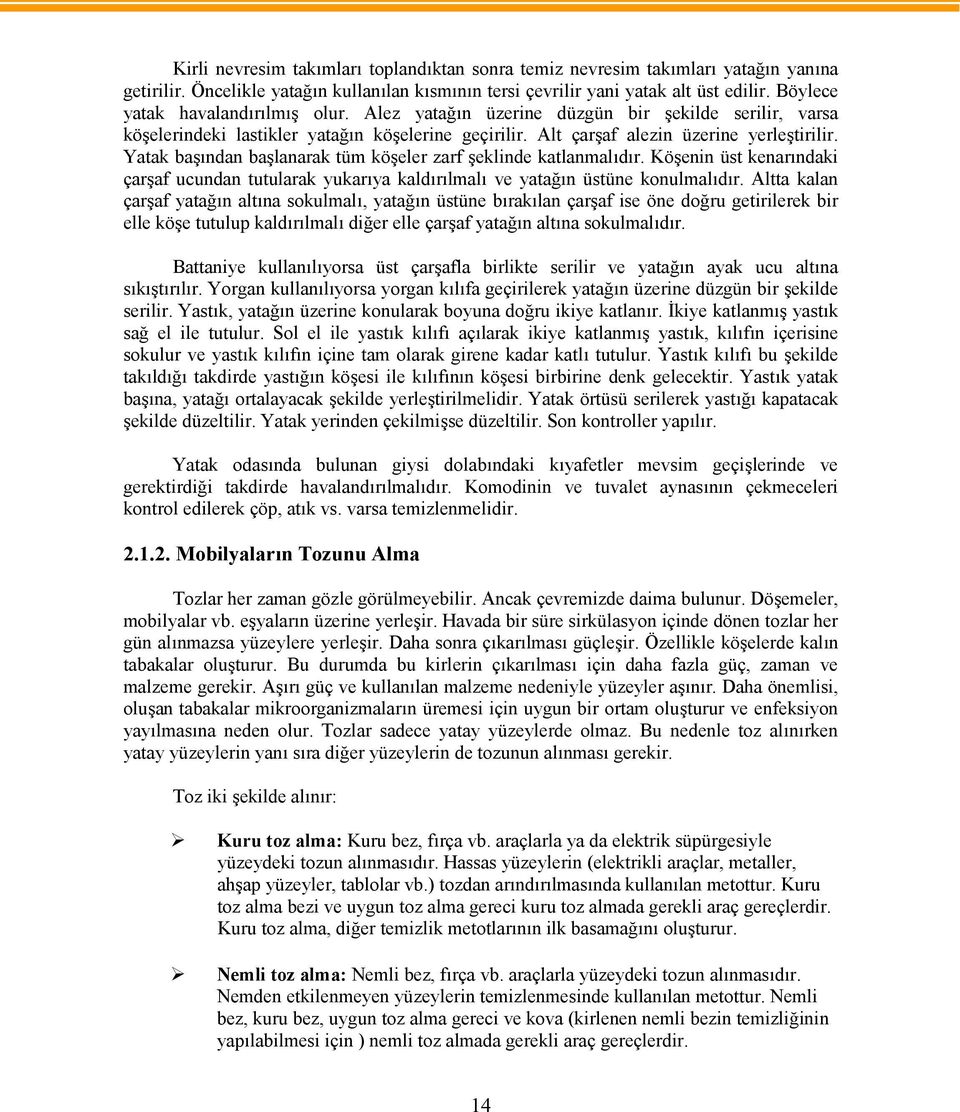 Yatak başından başlanarak tüm köşeler zarf şeklinde katlanmalıdır. Köşenin üst kenarındaki çarşaf ucundan tutularak yukarıya kaldırılmalı ve yatağın üstüne konulmalıdır.