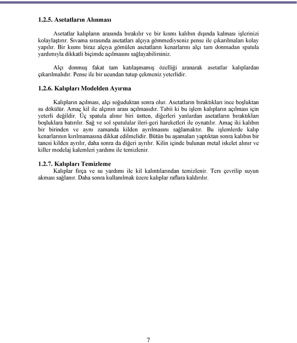 Bir kısmı biraz alçıya gömülen asetatların kenarlarını alçı tam donmadan spatula yardımıyla dikkatli biçimde açılmasını sağlayabilirsiniz.