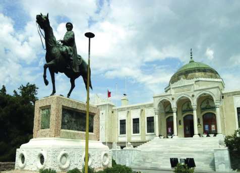 Arif Hikmet Koyunoğlu-1925 Yılında yapımına başlanmış olup,cumhuriyetimizin ilk müze binasıdır.