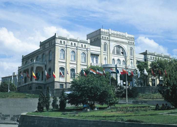 Resim ve Heykel Müzesi Gazi Mustafa Kemal Atatürk'ün direktifleri ile Mimar Arif Hikmet Koyunoğlu tarafından 1927-1930 yılları arasında Halk Evi olarak inşa edilmiştir.