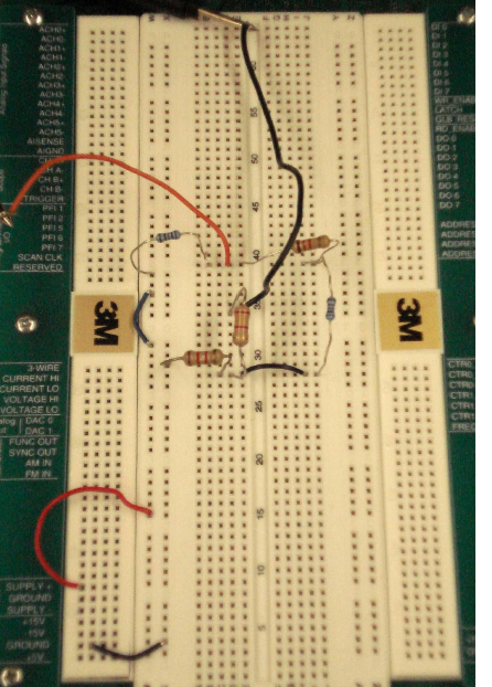 R2 den geçen I2 akımının ölçümünü gösteren Delikli Panel resimleri I2 akımını ölçmek için R2 direncine