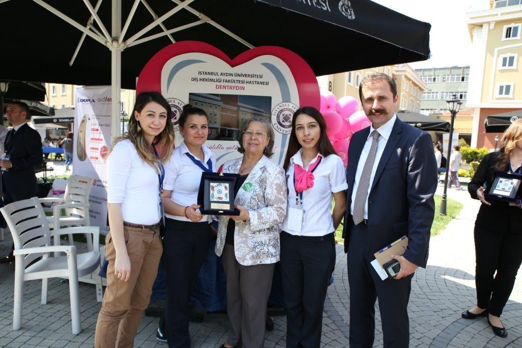 5. Sayı / Mayıs 2015 06.05.2015 tarihinde İstanbul Aydın Üniversitesi Diş Hekimliği Fakültesi ve Dentaydın Diş Hastanesi olarak, Florya Yerleşkesinde düzenlenen İstanbul Aydın Üniversitesi 9.