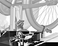 Eşya saklama ve bagaj bölümleri 65 Tekerlek girintilerini bisiklet yaklaşık yatay olacak şekilde yerleştirin. Bu sırada pedal ile bagaj kapağı arasında en az 5 cm mesafe bırakın.