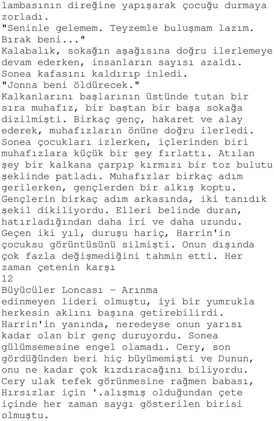 Birkaç genç, hakaret ve alay ederek, muhafızların önüne doğru ilerledi. Sonea çocukları izlerken, içlerinden biri muhafızlara küçük bir şey fırlattı.