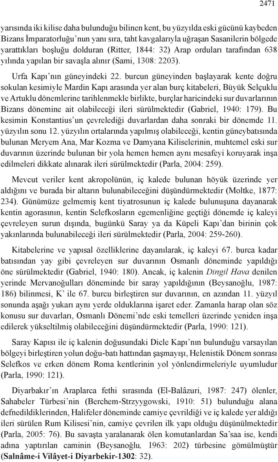 burcun güneyinden başlayarak kente doğru sokulan kesimiyle Mardin Kapı arasında yer alan burç kitabeleri, Büyük Selçuklu ve Artuklu dönemlerine tarihlenmekle birlikte, burçlar haricindeki sur