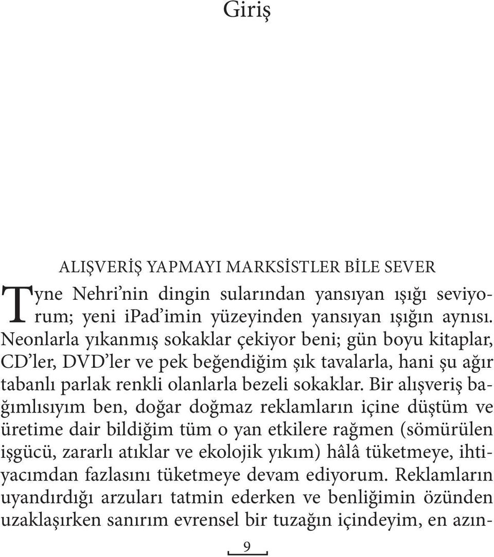 Bir alışveriş bağımlısıyım ben, doğar doğmaz reklamların içine düştüm ve üretime dair bildiğim tüm o yan etkilere rağmen (sömürülen işgücü, zararlı atıklar ve ekolojik yıkım)