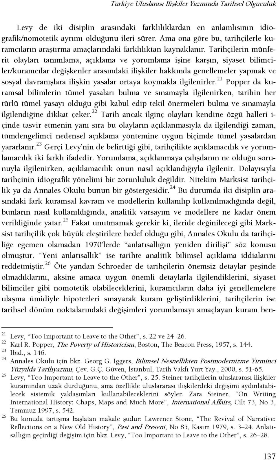 Tarihçilerin münferit olayları tanımlama, açıklama ve yorumlama işine karşın, siyaset bilimciler/kuramcılar deşişkenler arasındaki ilişkiler hakkında genellemeler yapmak ve sosyal davranışlara