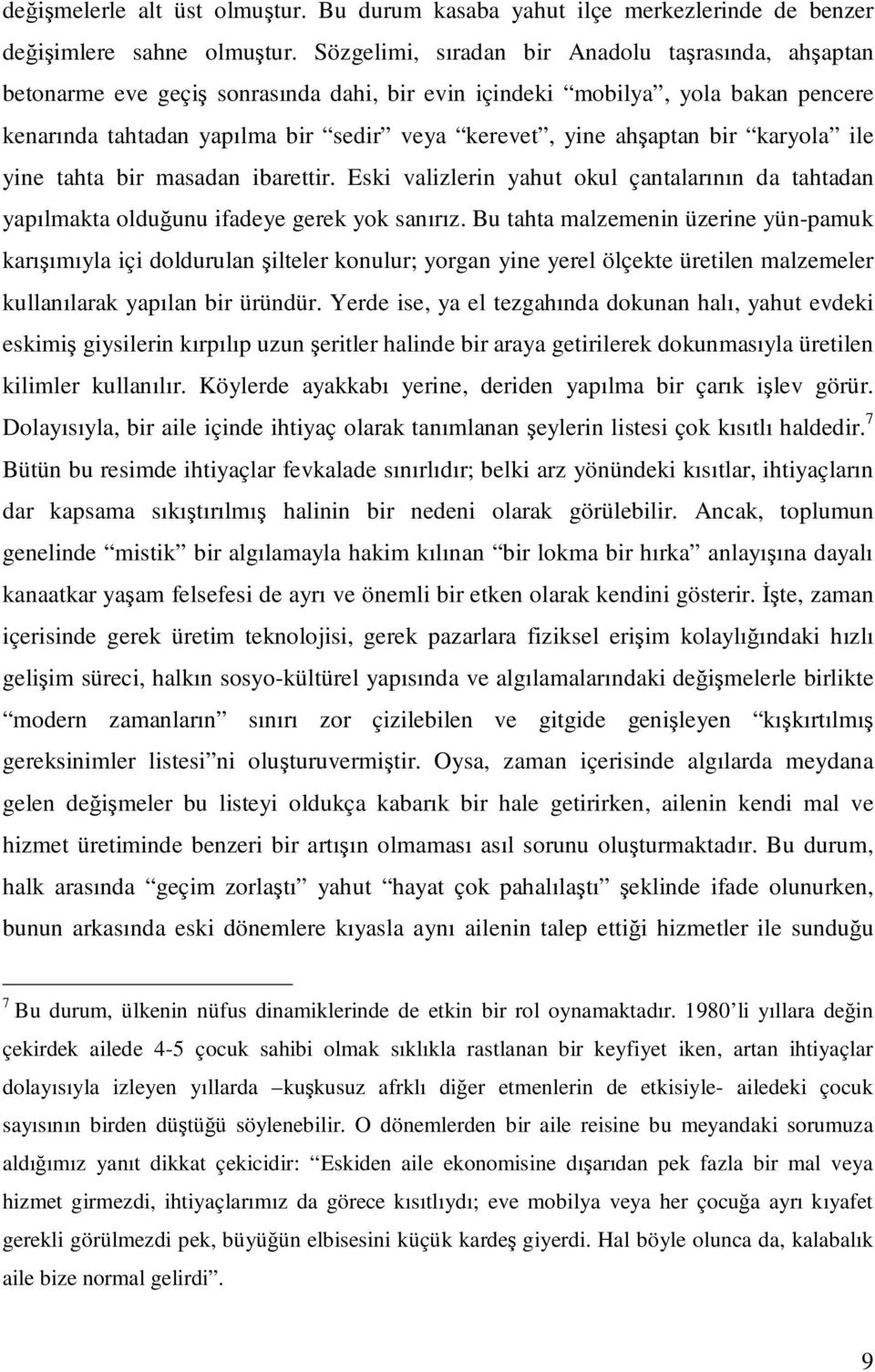 bir karyola ile yine tahta bir masadan ibarettir. Eski valizlerin yahut okul çantalarının da tahtadan yapılmakta olduğunu ifadeye gerek yok sanırız.