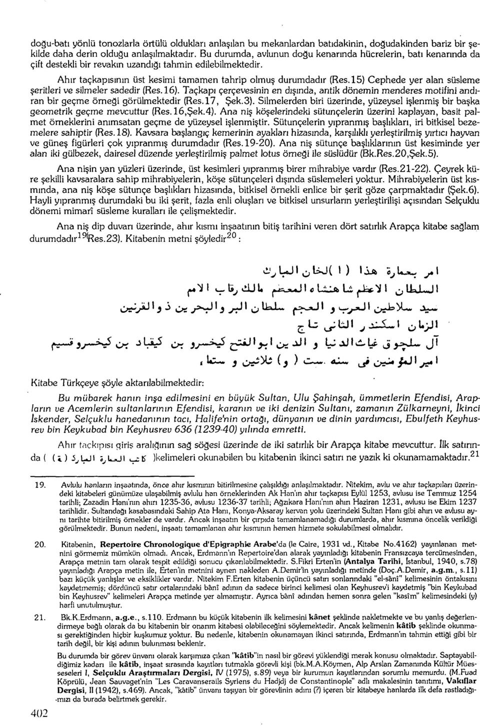 15) Cephede yer alan süsleme şeritleri ve silmeler sadedir (Res. 16). Taçkapı çerçevesinin en dışında, antik dönemin menderes motifini andıran bir geçme örneği görülmektedir (Res.l7, Şek.3).