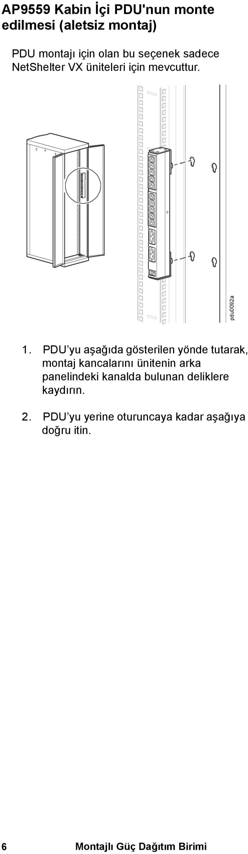 PDU yu aşağıda gösterilen yönde tutarak, montaj kancalarını ünitenin arka panelindeki