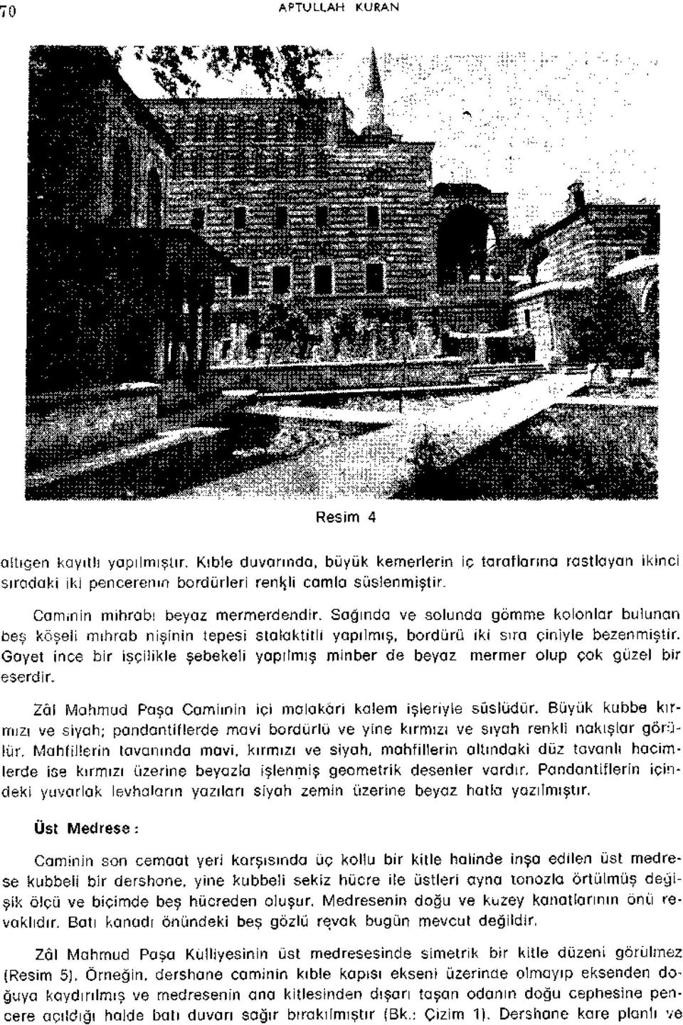 Gayet ince bir isçilikle sebekeli yapilmis minber de beyaz mermer olup çok guzel bir eserdir. Zâl Mahmud Pasa Camiinin ici malakâri kalem isleriyle susludur.