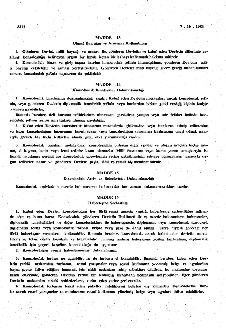 Konsolosluk binası ve giriş kapısı üzerine konsolosluk şefinin ikametgâhına, gönderen Devletin mttu bayrağı çekilebilir ve arması yerleştirilebilir.