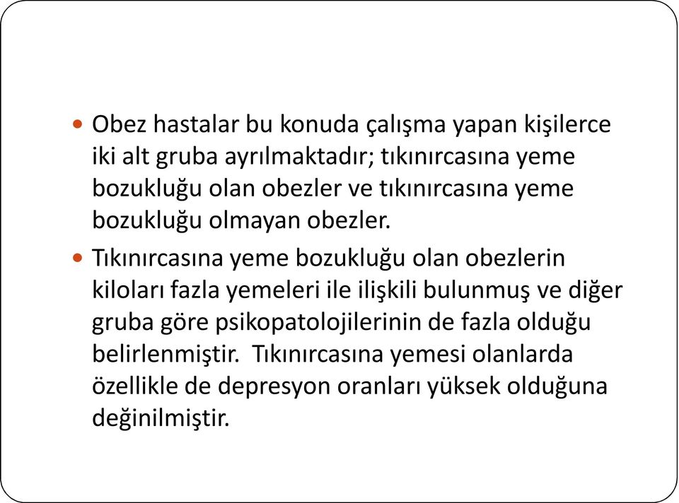 Tıkınırcasına yeme bozukluğu olan obezlerin kiloları fazla yemeleri ile ilişkili bulunmuş ve diğer gruba