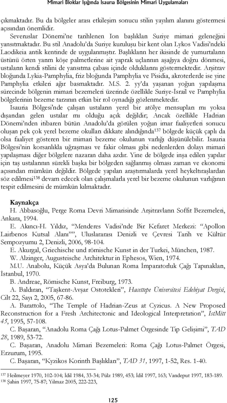 Başlıkların her ikisinde de yumurtaların üstünü örten yarım köşe palmetlerine ait yaprak uçlarının aşağıya doğru dönmesi, ustaların kendi stilini de yansıtma çabası içinde olduklarını göstermektedir.