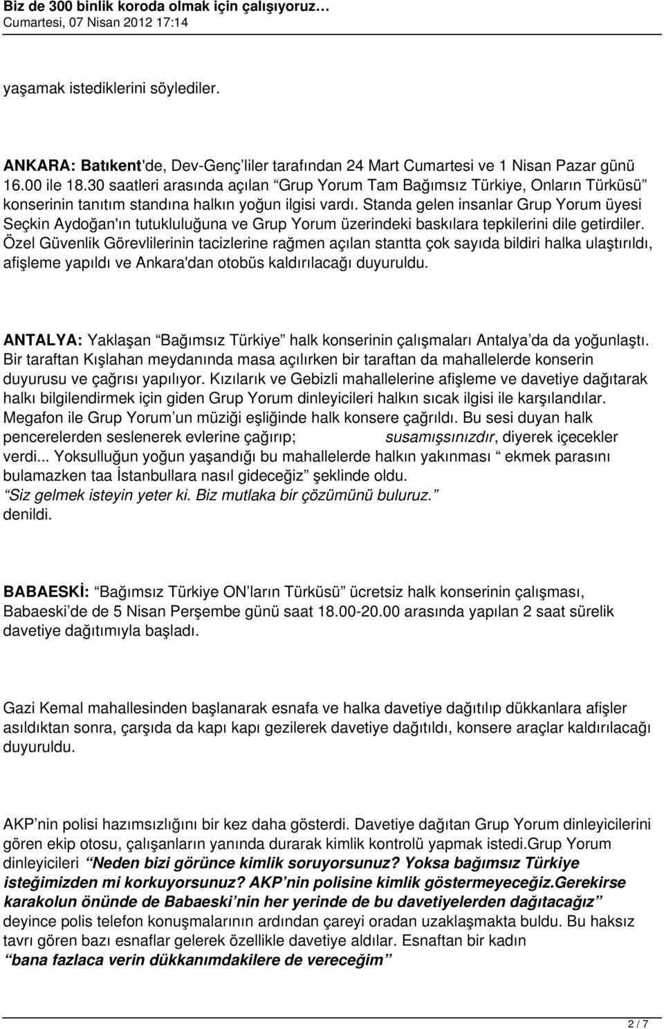 Standa gelen insanlar Grup Yorum üyesi Seçkin Aydoğan'ın tutukluluğuna ve Grup Yorum üzerindeki baskılara tepkilerini dile getirdiler.