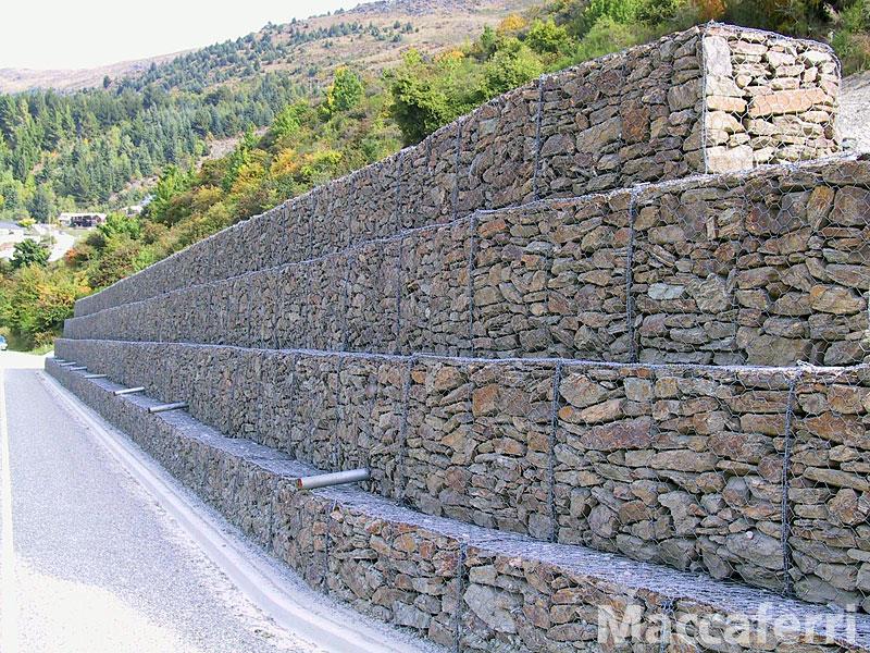 YAMAÇTA GÜVENLİĞİN SAĞLANMASI Esnek Dayanma Duvarları Sandık (Gabion) Sandık (gabion) duvar tipi taş gerecinin kolaylıkla bulunabildiği yerlerde şev