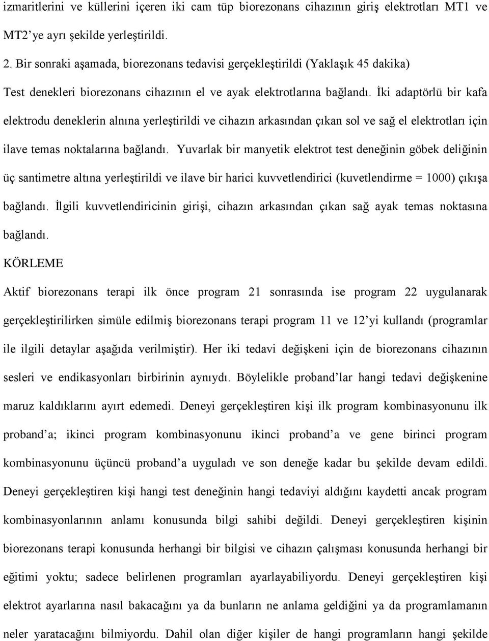 İki adaptörlü bir kafa elektrodu deneklerin alnına yerleştirildi ve cihazın arkasından çıkan sol ve sağ el elektrotları için ilave temas noktalarına bağlandı.