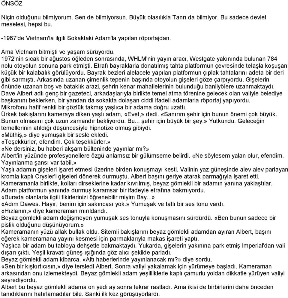 Etrafı bayraklarla donatılmıģ tahta platformun çevresinde telaģla koģuģan küçük bir kalabalık görülüyordu. Bayrak bezleri alelacele yapılan platformun çıplak tahtalarını adeta bir deri gibi sarmıģtı.