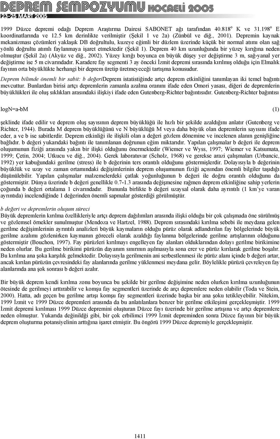 Deprem 40 km uzunluğunda bir yüzey kırığına neden olmuştur (Şekil 2a) (Akyüz ve diğ., 2002). Yüzey kırığı boyunca en büyük düşey yer değiştirme 3 m, sağ-yanal yer değiştirme ise 5 m civarındadır.