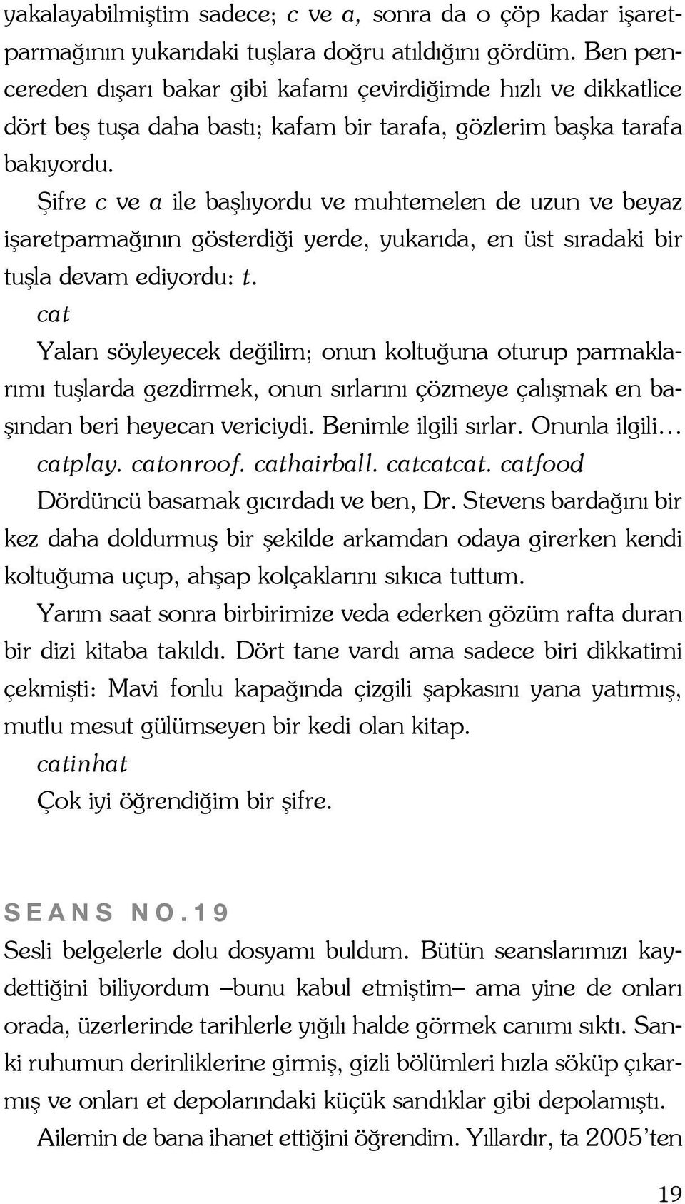 Şifre c ve a ile başlıyordu ve muhtemelen de uzun ve beyaz işaretparmağının gösterdiği yerde, yukarıda, en üst sıradaki bir tuşla devam ediyordu: t.