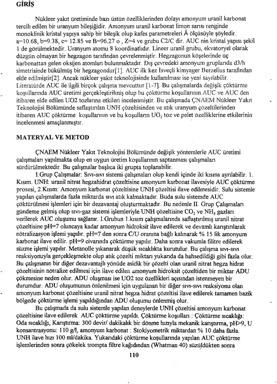 AUC nin kristal yapısı şekil 1 de görülmektedir. Uranyum atomu 8 koordinathdır. Lineer uranil grabu, ekvatoryel olarak düzgün olmayan bir hegzagon tarafından çevrelenmiştir.