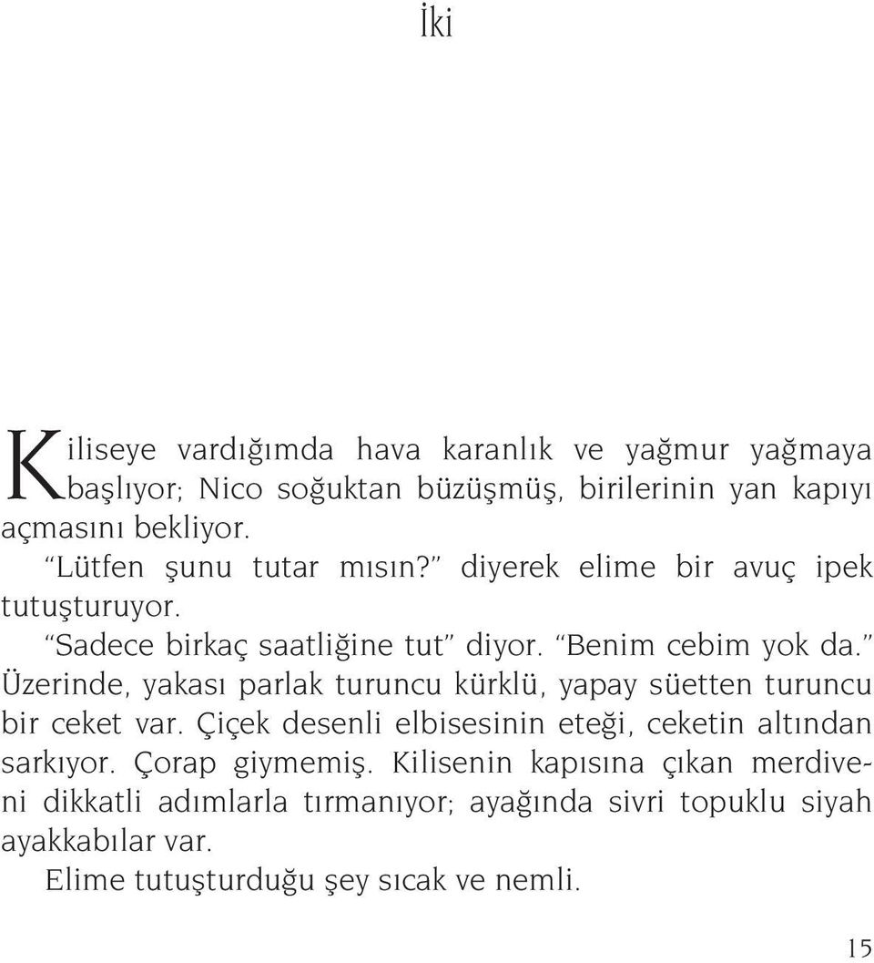 Üzerinde, yakas parlak turuncu kürklü, yapay süetten turuncu bir ceket var. Çiçek desenli elbisesinin ete i, ceketin alt ndan sark yor.