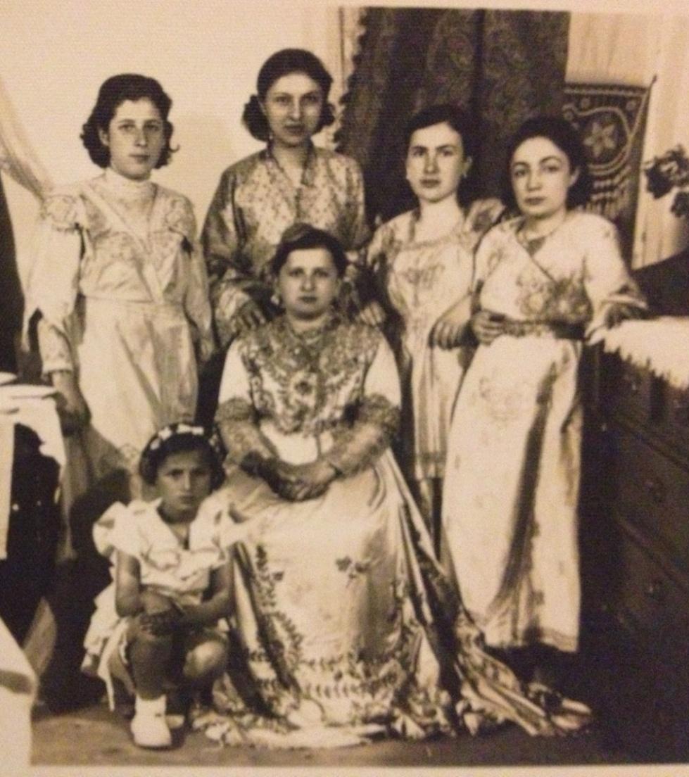 87 Fotoğraf 28. 1938 Yılına ait ara tarz gelin giysisi (Hatice Hekimoğlu Aile Albümü). Fotoğraf 28 deki 1938 yılına ait gelinlikte, yöresel ve modern detayların birlikte kullanıldığı görülmektedir.