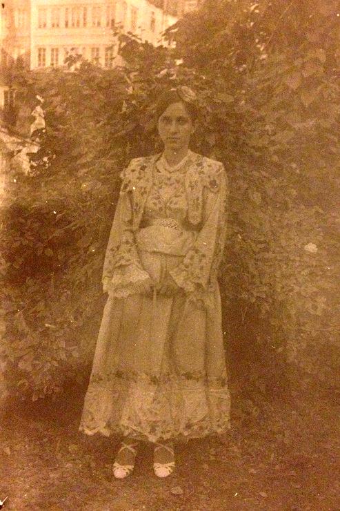 88 Fotoğraf 29. 1945 Yılına ait ara tarz gelin giysisi (Selma Ahıskalı Aile Albümü).