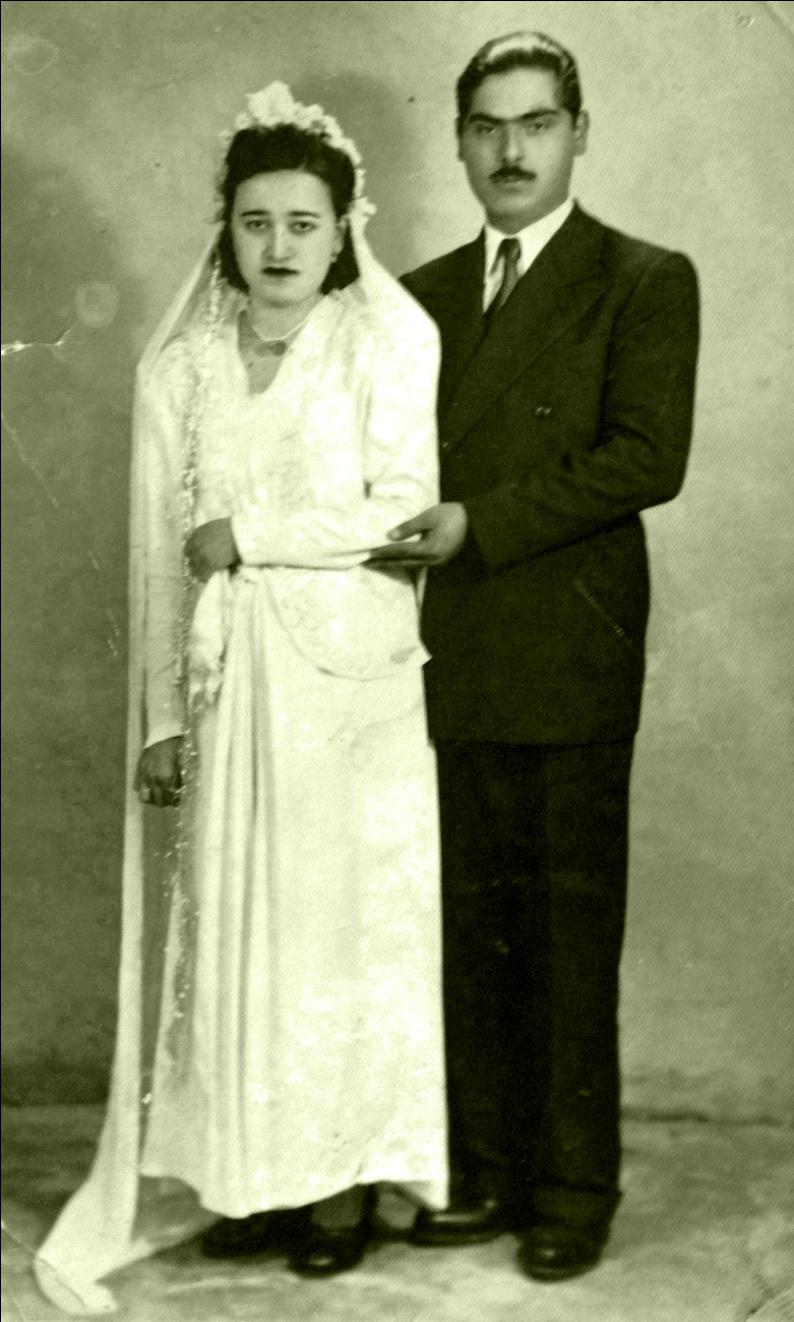 112 Fotoğraf 47. 1950 Yılına ait gelin giysisi (İrfan Ceylan Aile Albümü). Fotoğraf 47. de saten kumaştan dikilmiş, boyu ayak bileğinin üstünde biten gelinlik, elbise ve ceketten oluşan iki parçalı bir gelin giysisidir.