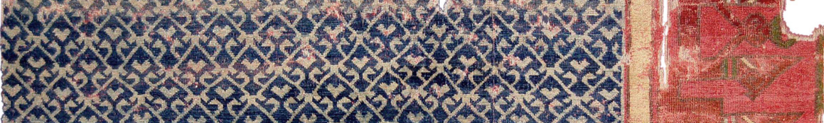 : 53 683A Env. Numaralı halı (Foto.:Bahadır Öztürk) Halının zemin deseni, ortasında bir eşkenar dörtgen olan, sağ ve solundan koç boynuzu şekillerin çıktığı bir motiftir.