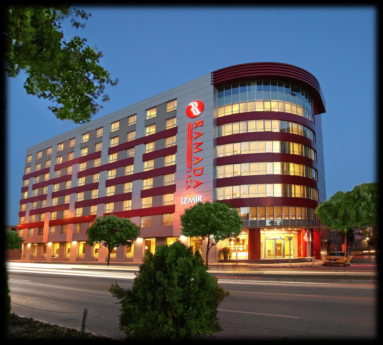 Ramada Plaza İzmir Oteli, şehrin merkezinde İzmir Uluslararası Fuar alanı karşısındaki konumu ile yürüme mesafesindedir.